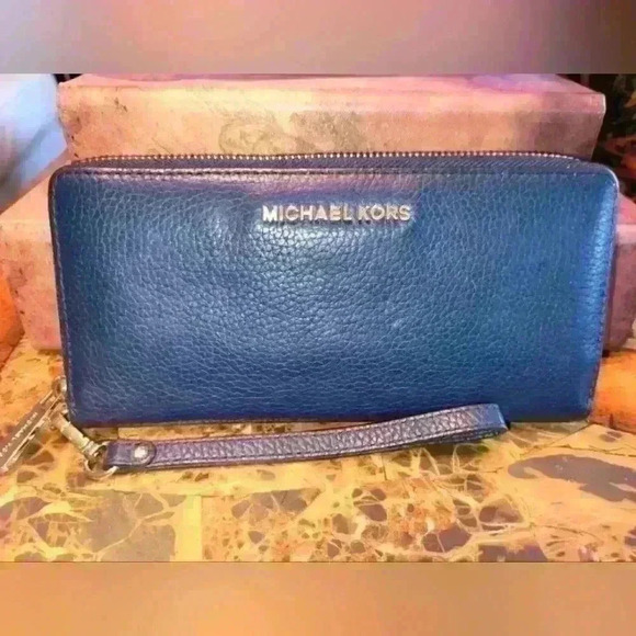 Michael Kors leather zip around wallet - Picture 1 of 7